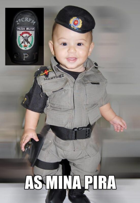 Enquanto isso em Goiás: Criança vestida de polícia tem sido fenômeno de compartilhamentos nas redes sociais.